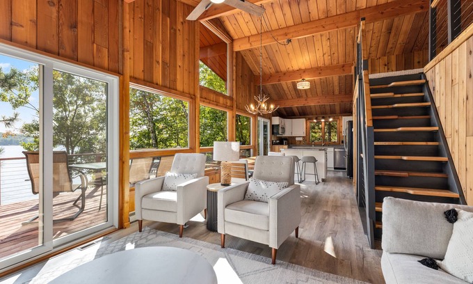 Cushing Cabina | Relaxing Cabin Retreat with Lakeside Firepit, Swimming & Beautiful Lake Views