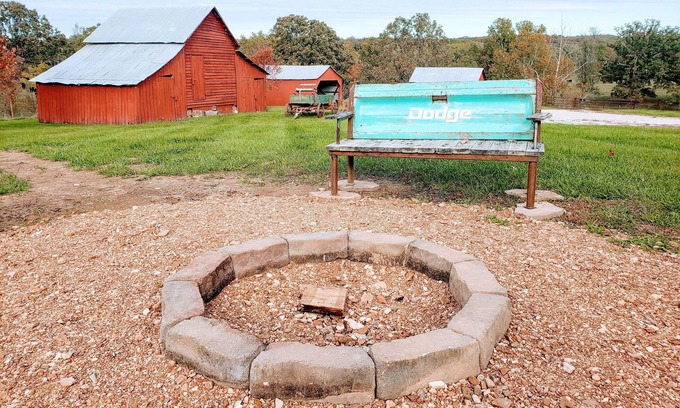 Vienna Cabina | Relaxing Cabin Retreat with Firepit and Large Party Deck