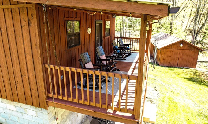 Wellington Cabina | Relaxing cabin surrounded by woods. Near RRG/Cave Run/DBNF. Dog friendly!