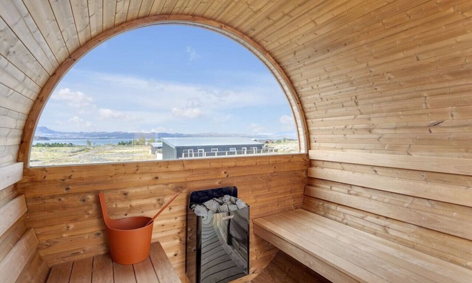 Veidilundur Cabina | Relaxing Cabin w/ Hot Tub & Sauna - Serene Retreat