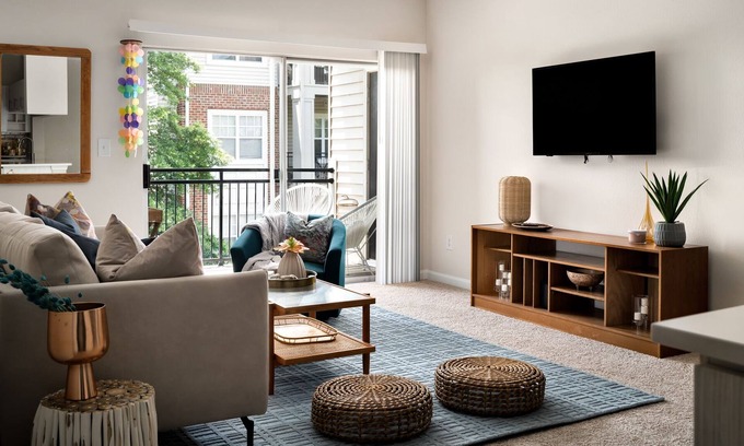 Lansdowne Apartamento | Relaxing, Comfy, Pet Friendly 2/2 Apartment w/ Gym