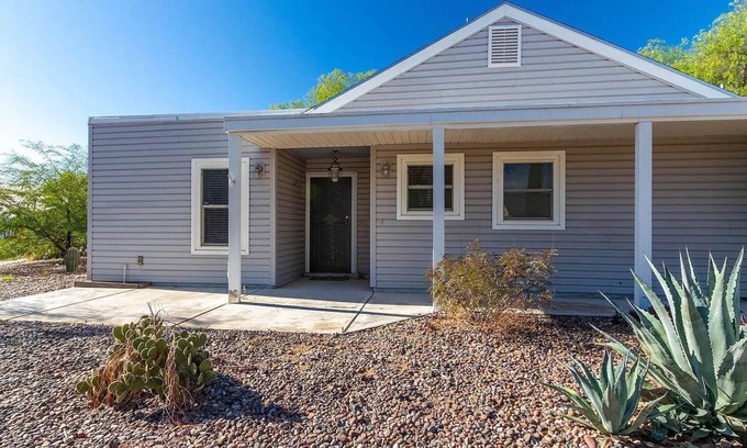 Tucson Casa | Relaxing Corner -Huge backyard - Hot Tub and Views