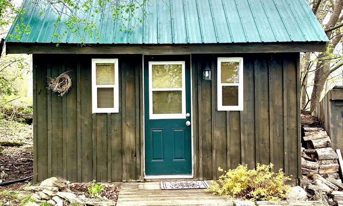 Rideau Lakes Cabaña | Relaxing cottage on the shores of Upper Rideau Lake.