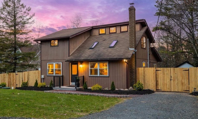 Tunkhannock Township Cabaña | Relaxing Cottage: Private Hot Tub, Community Pool, and 5 Lakes in Poconos