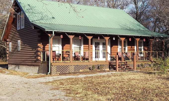 Pryor Cabina | Relaxing Country Cabin. Near Lake Hudson.