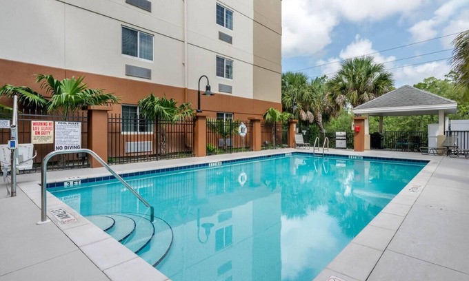 Biggar Hotel | Relaxing Couple Stay w/ Outdoor Pool | Free Parking and Pets Allowed