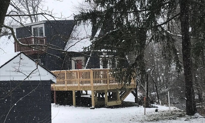 Findlay Chalet De Esquí | Relaxing, Cozy & Secluded One Loft Bedroom A-Frame w/ Wood Burning Pellet Stove