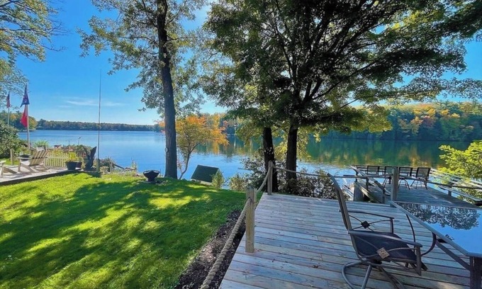 Newaygo Casa | Relaxing Croton lake cottage w/ hot tub