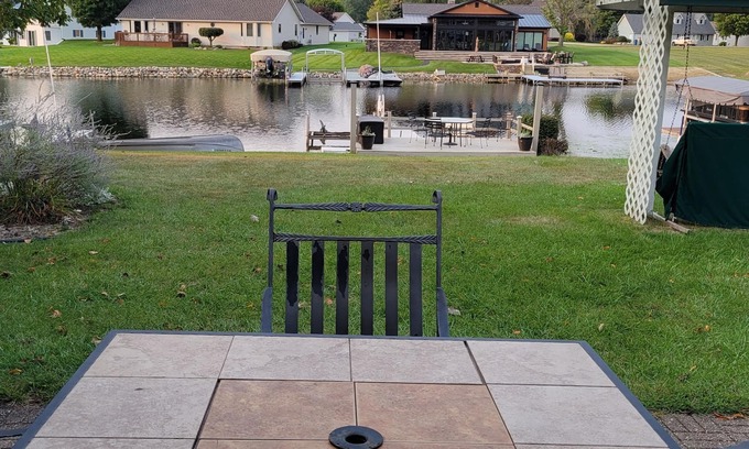 Coldwater Cabaña | Relaxing & Delightful Lakefront House on Coldwater Lake in Shawnee Shoals