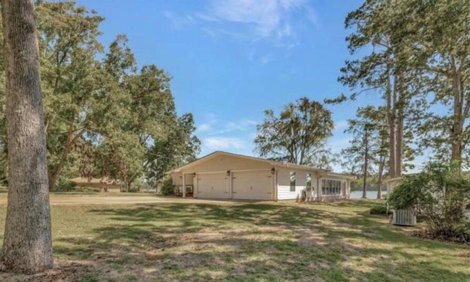 San Augustine Casa | Relaxing EastTx Lake House - Waterfront!