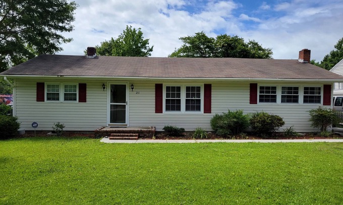 McCutcheon Field Casa | Relaxing Escape Near Beaches, New River, Bases and Surf City