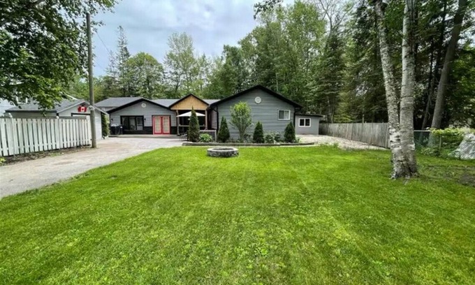 Wasaga Beach Casa | Relaxing Fall getaway/games room