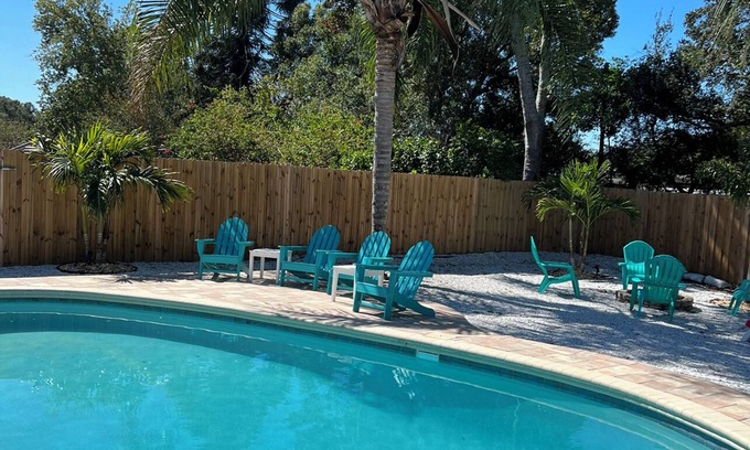 Largo Casa | Relaxing family friendly heated pool home close to beach