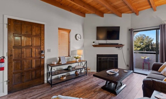 Skyline Bel Air Estates Condominio | Relaxing Foothills Getaway