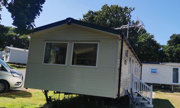 Cowes Casa | Relaxing Getaway at Thorness Bay Caravan Park – Isle of Wight Retreat