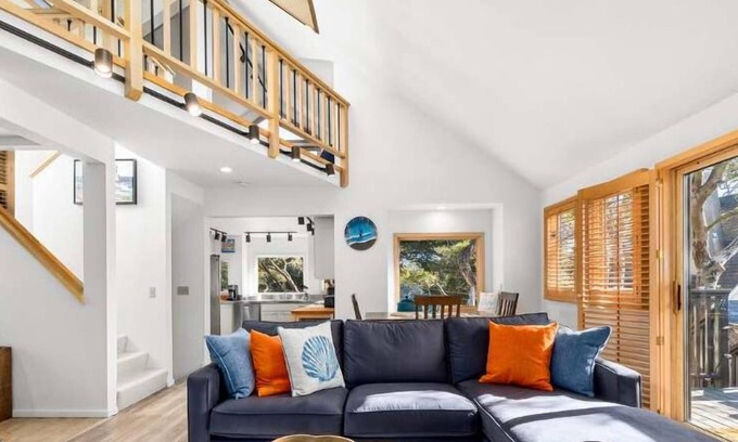 Eastside Santa Cruz Casa | Relaxing Getaway Overlooking Schwan Lagoon