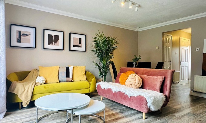 North West Casa | Relaxing Hideaway: Chic 2RB Townhouse Urban Oasis with Free Parking