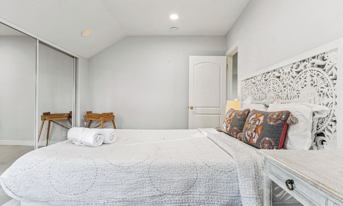 El Granada Casa | Relaxing Home – ocean views w/hot tub, & short walk to beach!