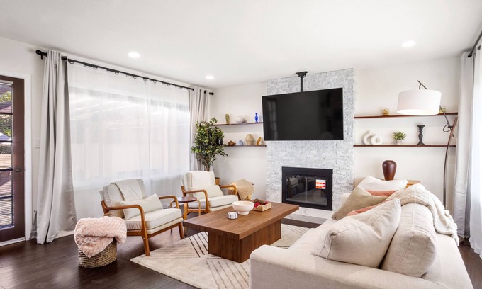 West Athens Casa | Relaxing House w/ BBQ, Firepit, Laundry, Private Yard - near LAX, SoFi, Forum