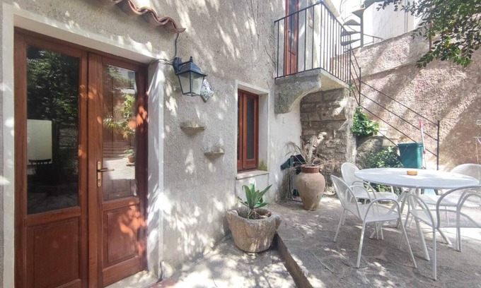 Erice Casa | Relájese en un patio típico de Erice