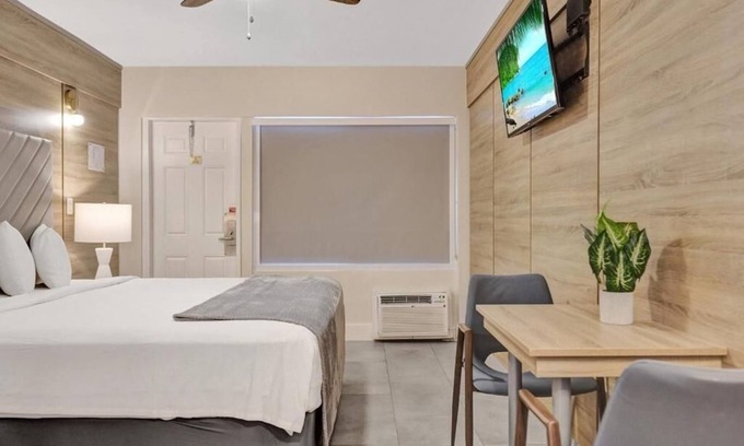 Galt Mile Hotel | Relaxing King Unit at The Garden Hotel | Explore Anglins Fishing Pier Nearby