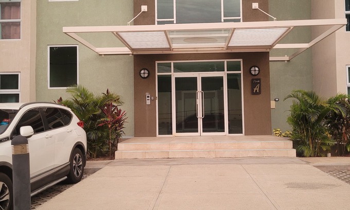 Eden Gardens Apartamento | Relaxing Kingston Apartment in close proximity to entertainment