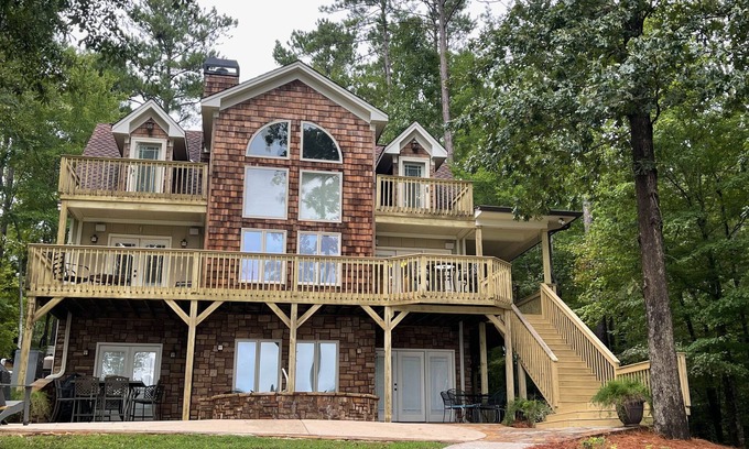 Milledgeville Cabina | Relaxing Lake Front House/Hot Tub