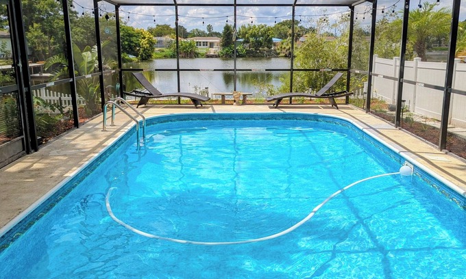 The Lakes Casa | Relaxing Lake House: Heated Pool, Birds, Fishing, Sunset Skies & Pool Table