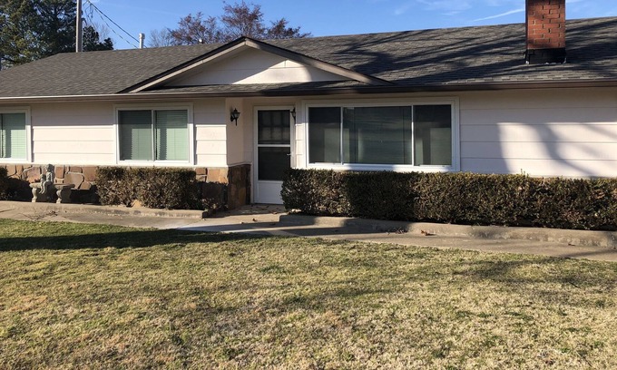 Longtown Casa | Relaxing Lake Retreat w/firepit, sunroom, patio. Walking distance to water.