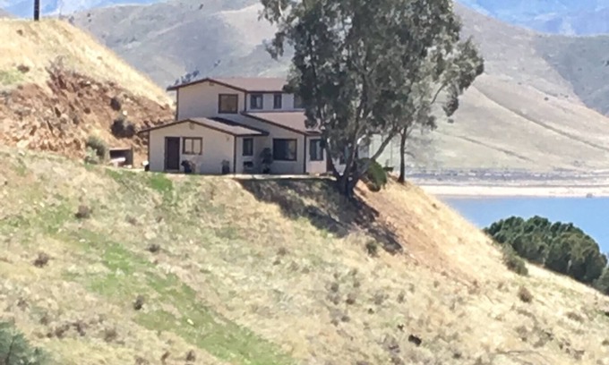 Wofford Heights Casa | Relajante casa con vista al lago: ¡aléjese del ruido y del tráfico de parachoques a parachoques!