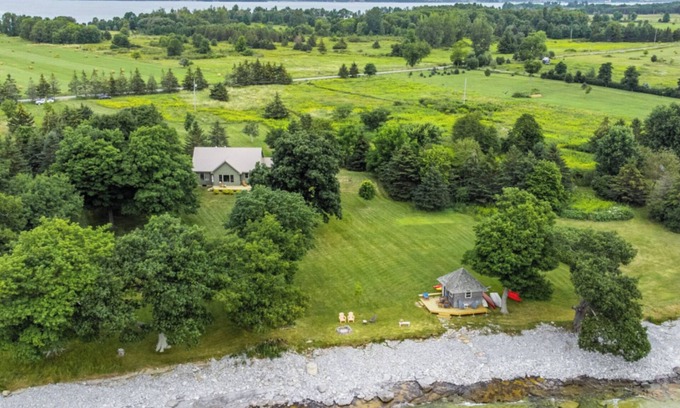 Wolfe Island Cabaña | Relaxing Lake Waterfront Home