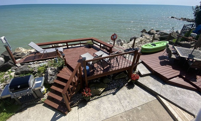 Kingsville Cabaña | Relaxing lakefront cottage near wineries and beach