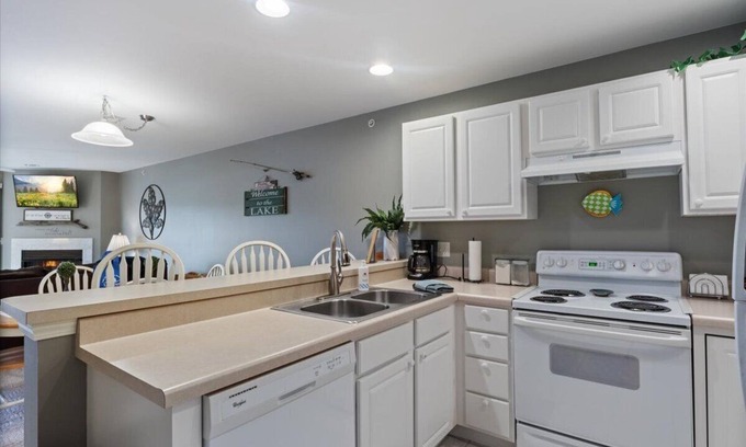 Camdenton Condominio | Relaxing Lakefront Condo w/ 2 Heated Pools, Boat Ramp & Slip, Near Golf & Parks