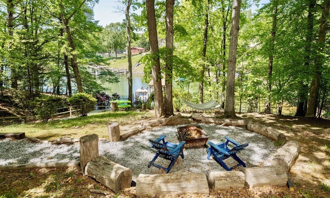 Troutman Cabaña | Relaxing Lakefront Cottage on LKN - Sleeps 8, kayaks, dock, fire-pit, and more!