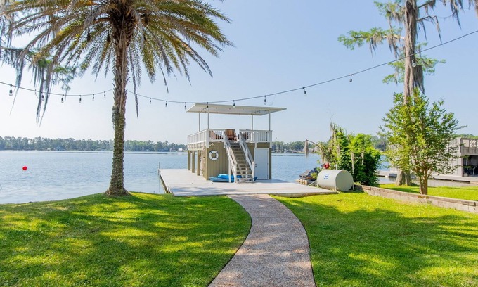 Lake Park Casa | Relaxing lakefront home - Wonderful getaway for families or friends!