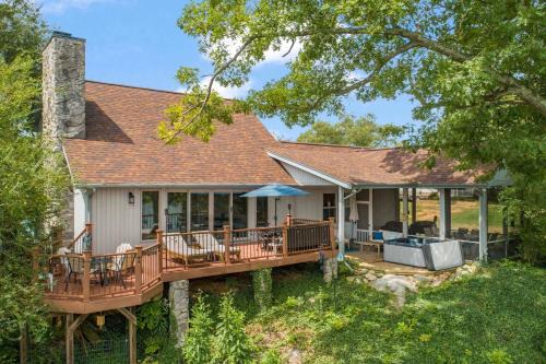Piney Flats Casa | Relaxing Lakefront Retreat w/Hot Tub & Dock