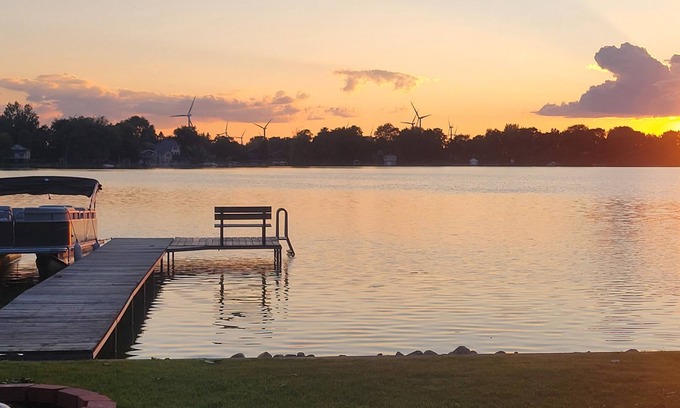 Hingham Cabaña | Relaxing lakeside cottage just 20 minutes from Road America & Fond du Lac.