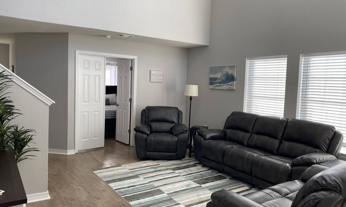 Northwest Pensacola Casa | Relaxing Light-filled House