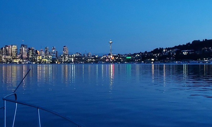 Seattle Alquiler De Eote | Relaxing Live-Aboard Boat Moored in Seattle's Famous Lake Union