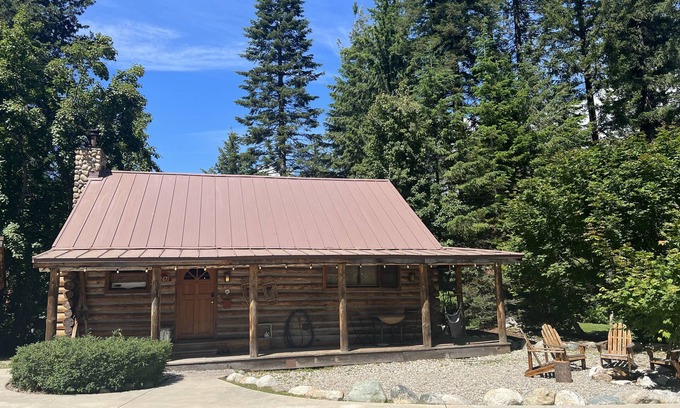 Leavenworth Cabina | Relaxing log cabin retreat!Private hot tub, Fido Friendly,WI-FI,Snomobile access