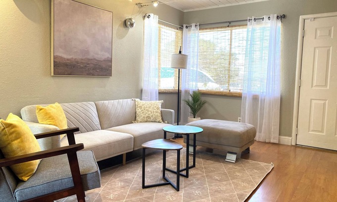 Vallejo Casa | Relaxing Mid-century Bay Area bungalow
