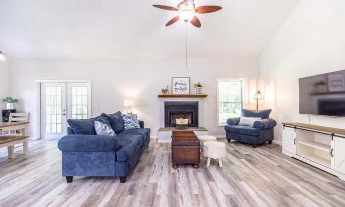Jupiter Farms Casa | Relaxing Modern Farmhouse in Jupiter Farms. Family-and Dog-friendly!