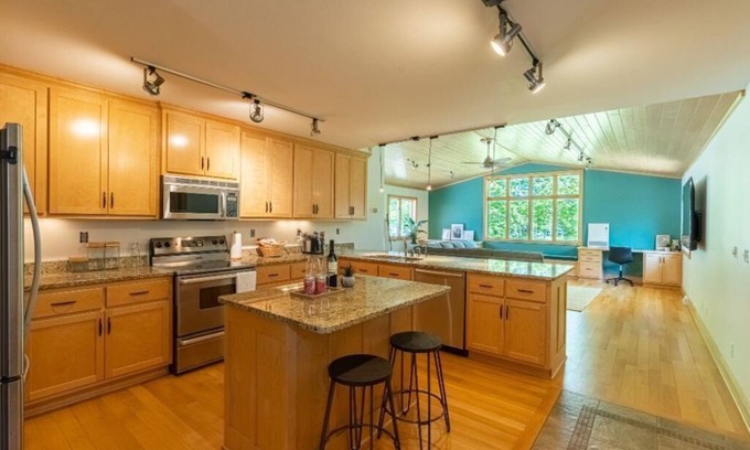 Maple Grove Casa | Relaxing Neighborhood Close To Trails, Parks, Lakes, Shops, Restaurants & More!