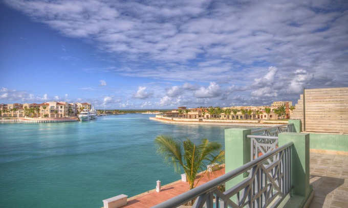 Cap Cana Marina Condominio | Relajante suite de lujo con vista al mar.