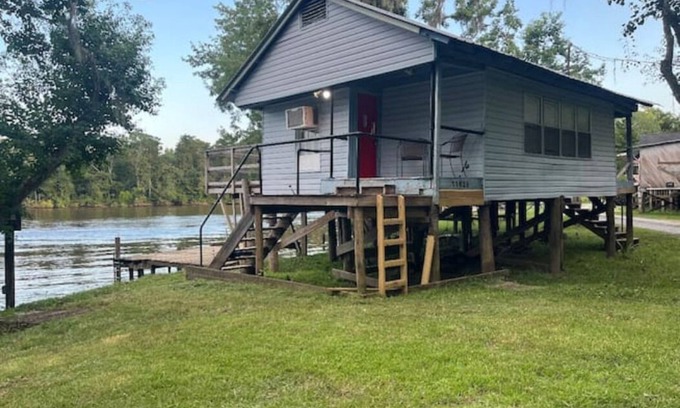 Vancleave Casa | Relaxing on the River