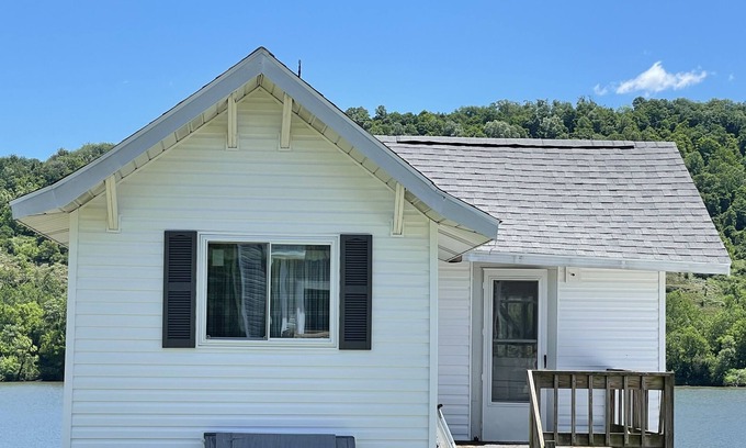 Tiltonsville Casa | Relaxing one bedroom cottage backs up to OH River