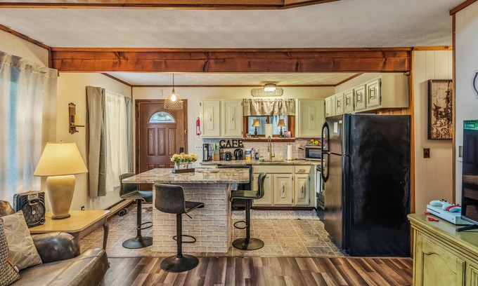 Bushkill Chalet De Esquí | Relaxing Pocono Escape with Hot Tub and Game Room