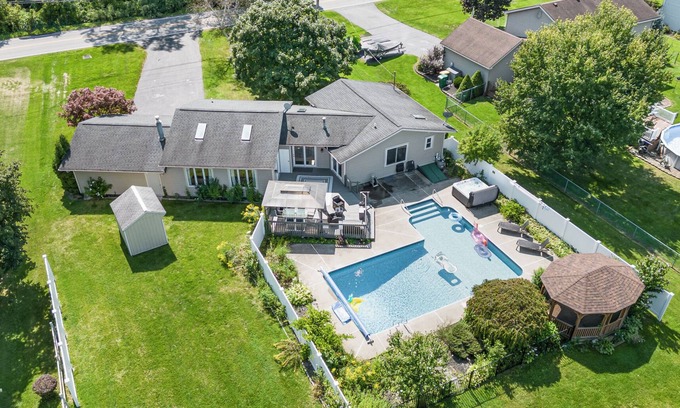 West Henrietta Casa | Relaxing Pool & Hot Tub House near RIT Inn