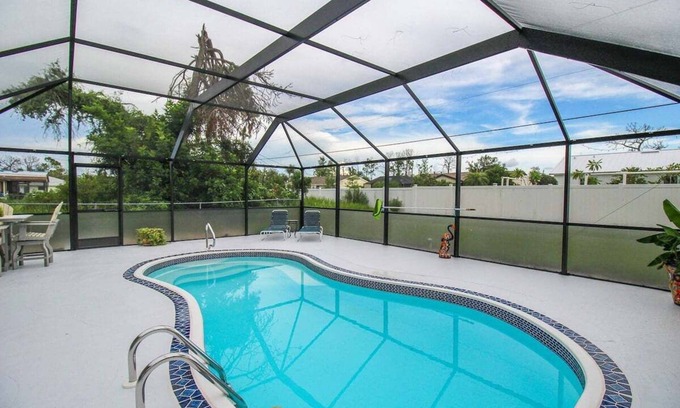 Englewood East Casa | Relaxing pool home in Englewood - Awake Zone