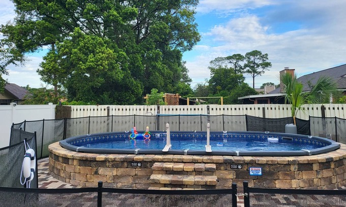 Sandalwood Casa | Relaxing pool in Jacksonville, FL. 3 Bedroom 3 bathrooms , wifi & free parking.